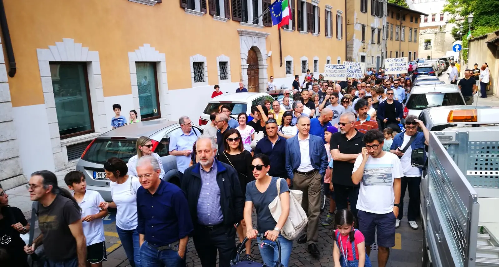In 250 per legalità e decoro: la marcia in centro storico
