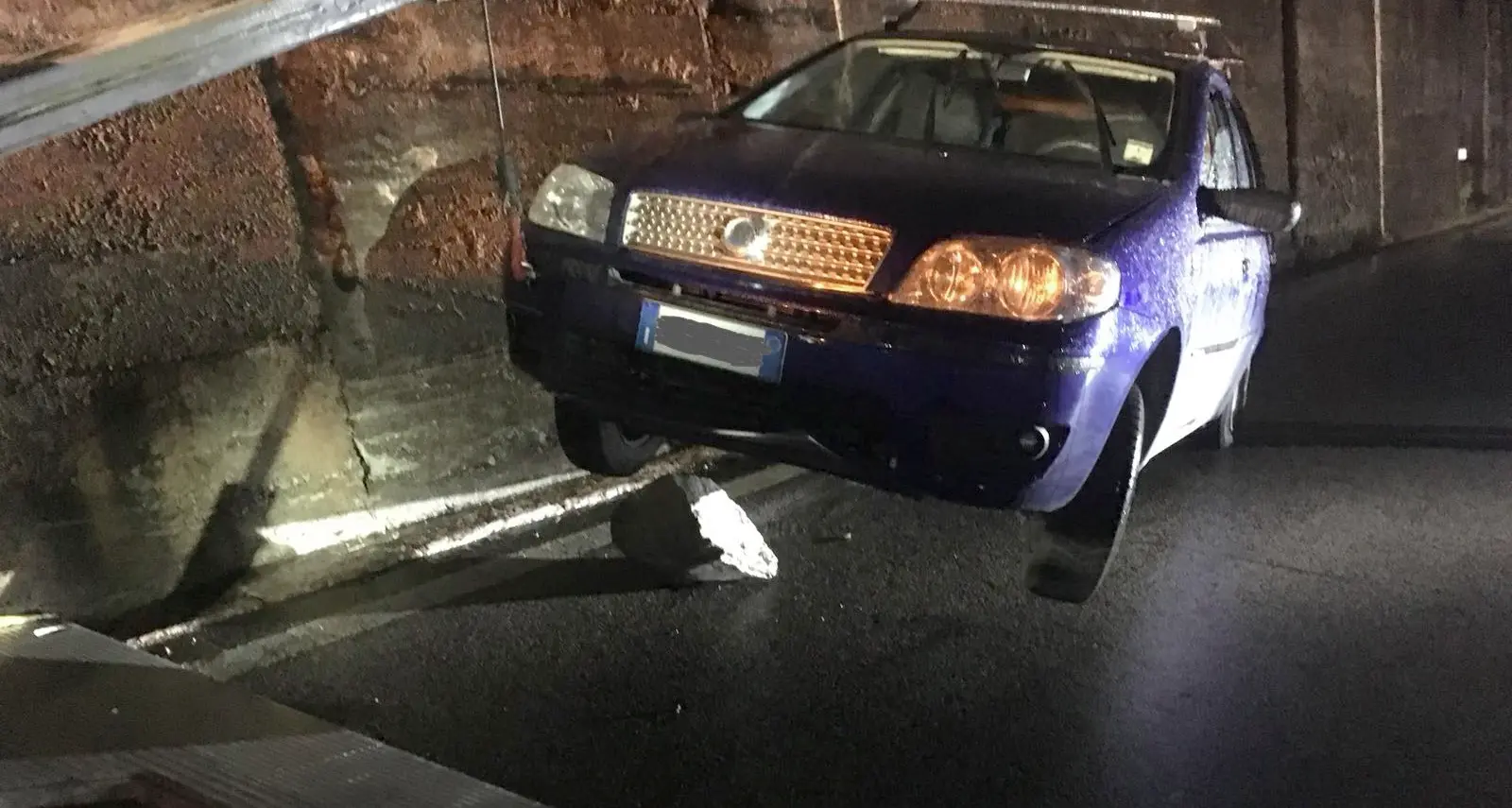 Auto colpita da un sasso Tanto spavento a Cles
