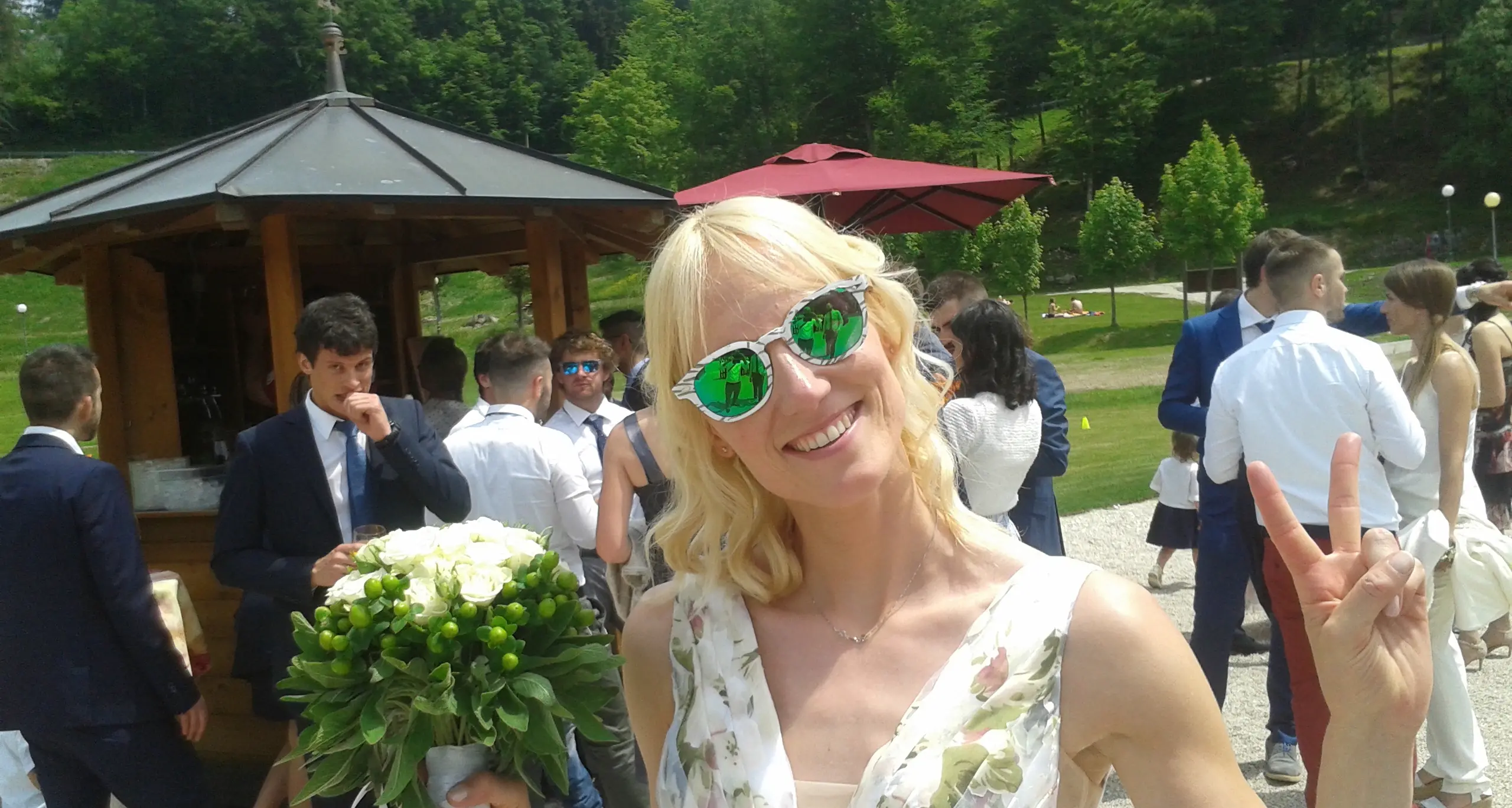 I primi occhiali dell'Avez indossati da una sposa