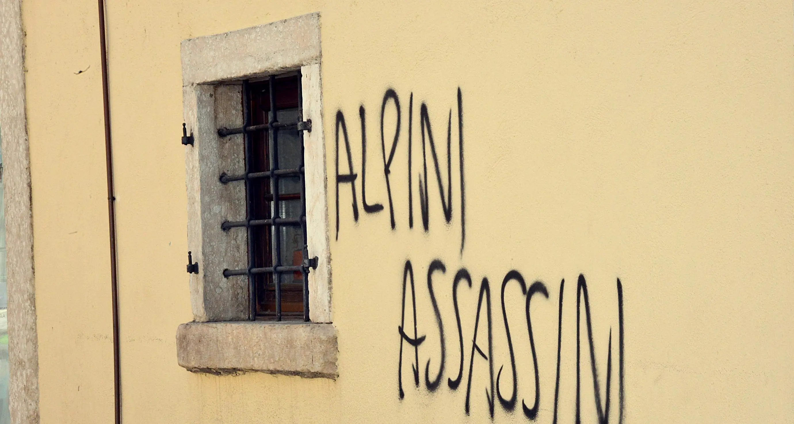 Souvenir di Alpini e Giro: vandalismi sui palazzi