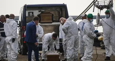 Migranti, sbarca nave a Salerno: a bordo 26 donne morte