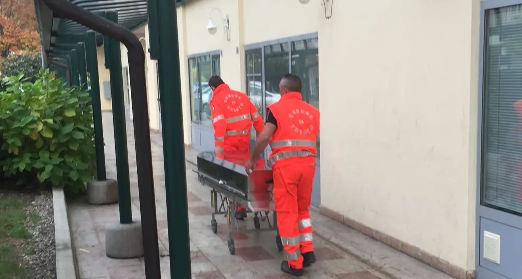 Trovato il corpo senza vita di un uomo al Tridente Era in uno scantinato: lo ha notato un inquilino