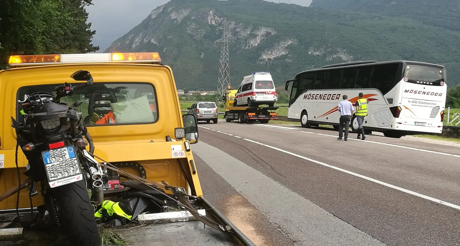 Si scontra in moto con un'ambulanza