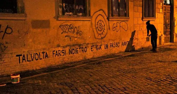 Imputato perché scrive poesie con lo spray sui muri di Milano