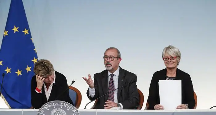 Pressing Gentiloni per intesa sindacati divisi. No della Cgil