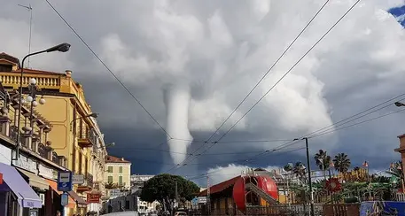 Una tromba d'aria a Sanremo Vetrate in frantumi e paura