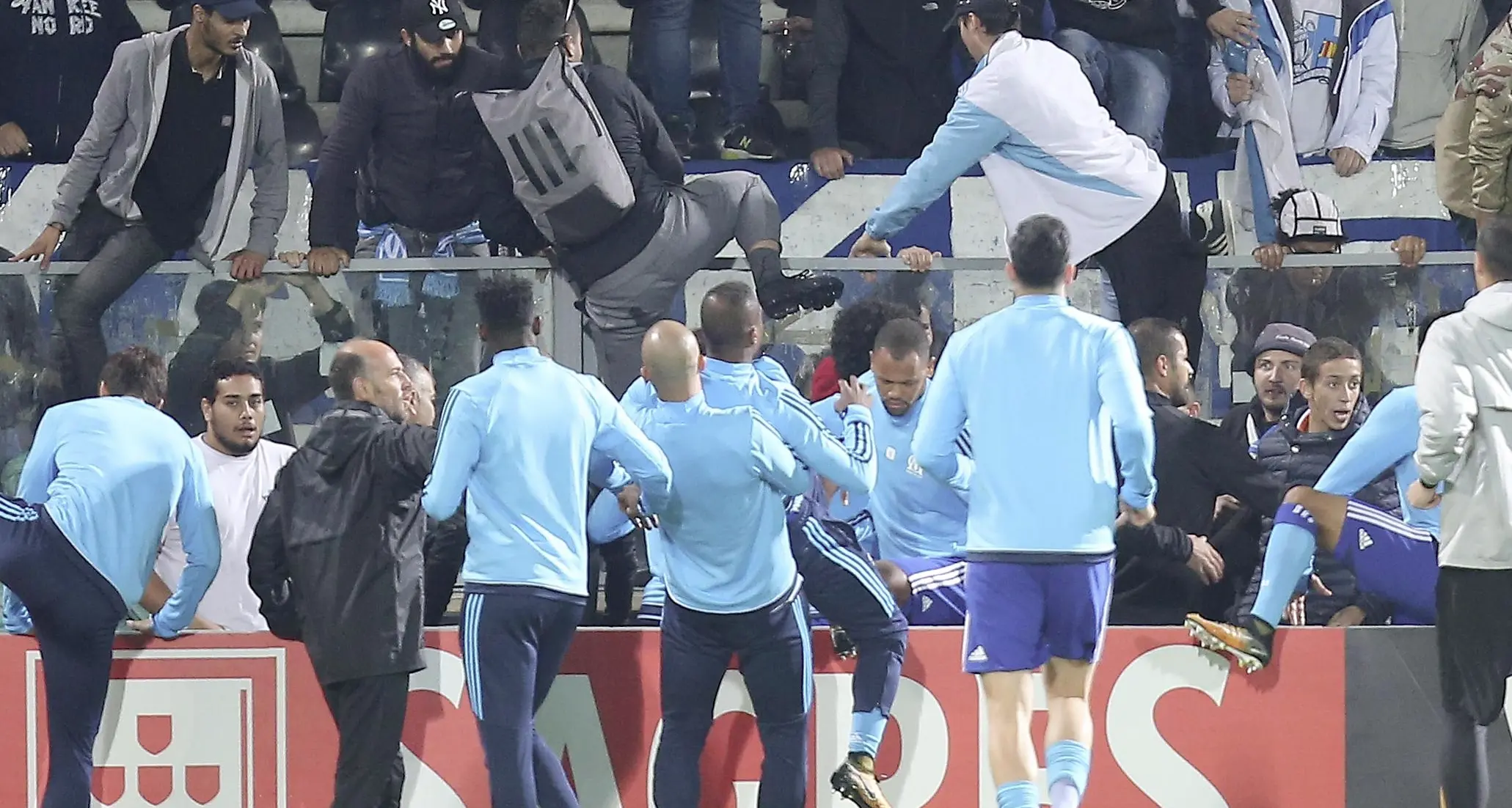 Calcione ai tifosi, Evra come Cantona