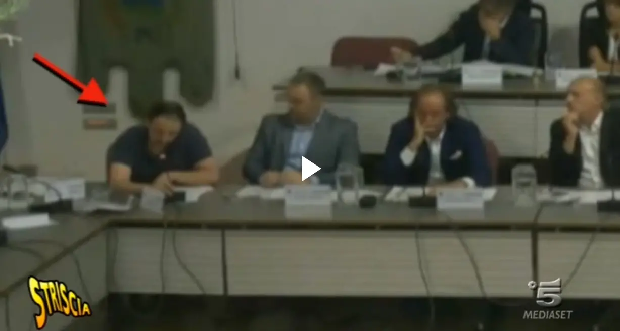 «Striscia» pizzica il consigliere Rossi Video dei lapsus dell'esponente del Pd Su Dro i riflettori del programma tivù