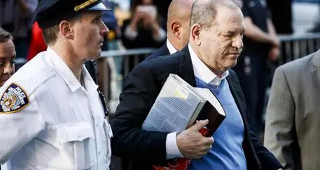 Weinstein rischia l'ergastolo per «atti sessuali forzati»