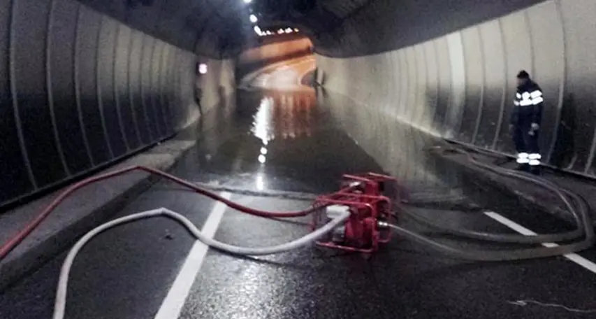Ponte Alto, galleria allagata Colpa dei «furbetti» dei rifiuti