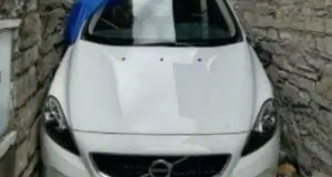 Il navigatore lo tradisce e rimane incastrato con l'auto