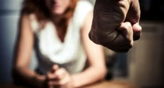 Tenta di violentarla e poi si taglia i polsi: arrestato