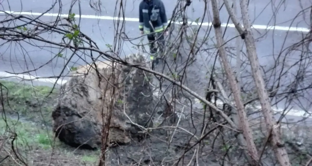 Masso cade sul ciglio della strada: a S. Cristoforo chiusa la Provinciale