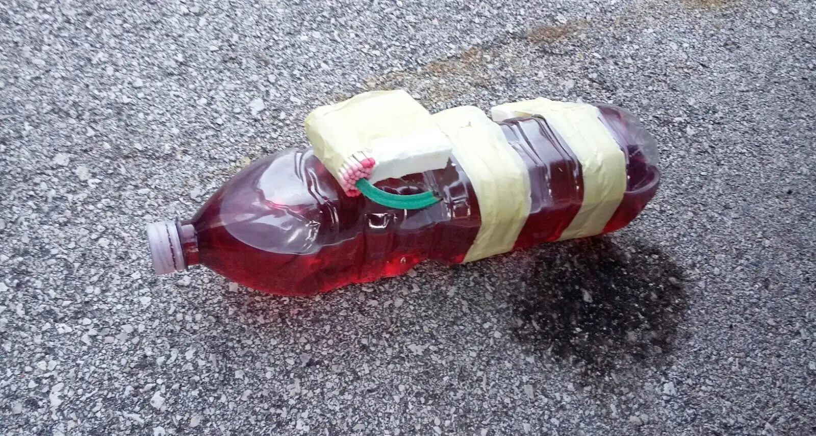 Nove molotov contro le auto dei vigili