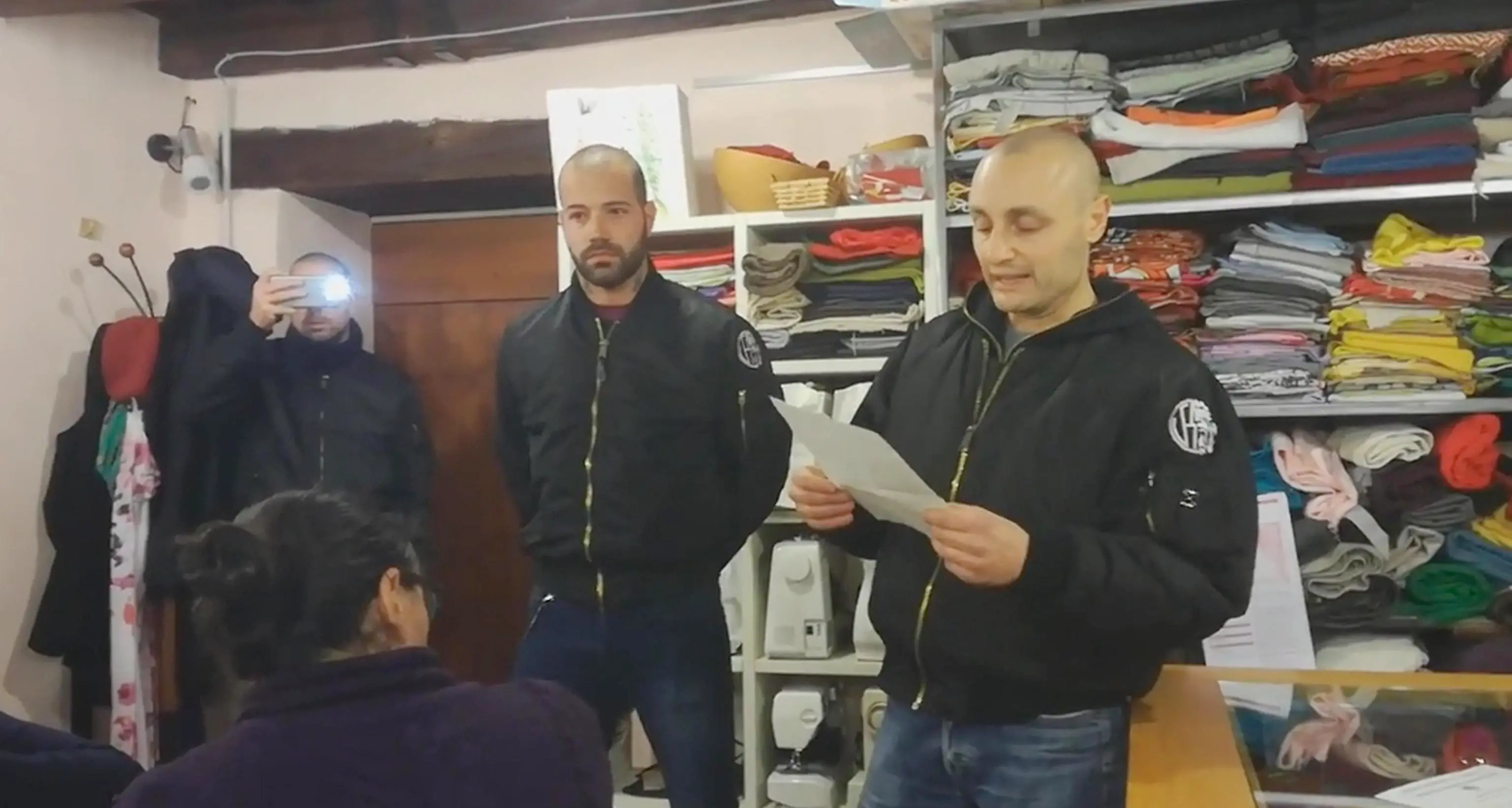Bossi contro gli skinheads «La Lega non cerchi quei voti»