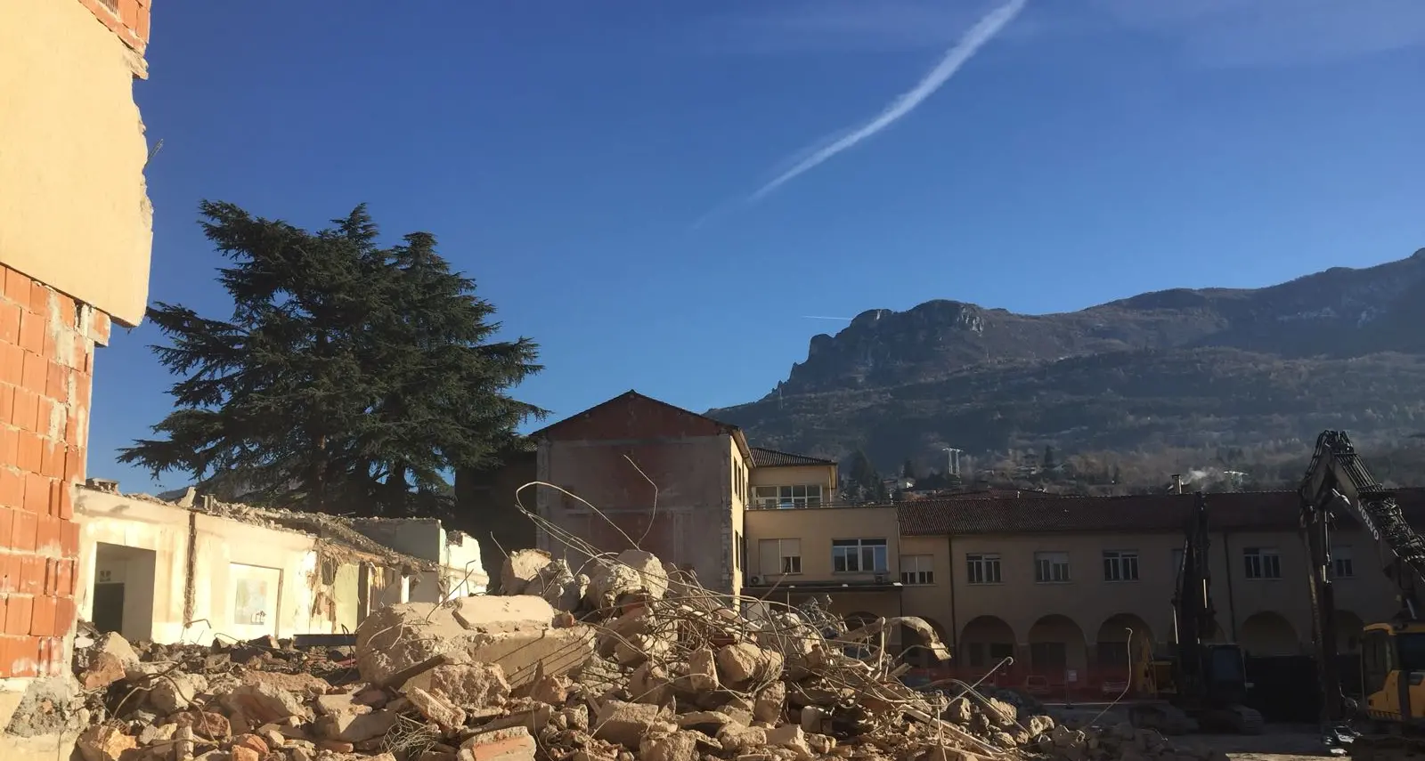 Lavori all'Istituto Pertini, crolla una parete Studenti e personale evacuati, grande spavento