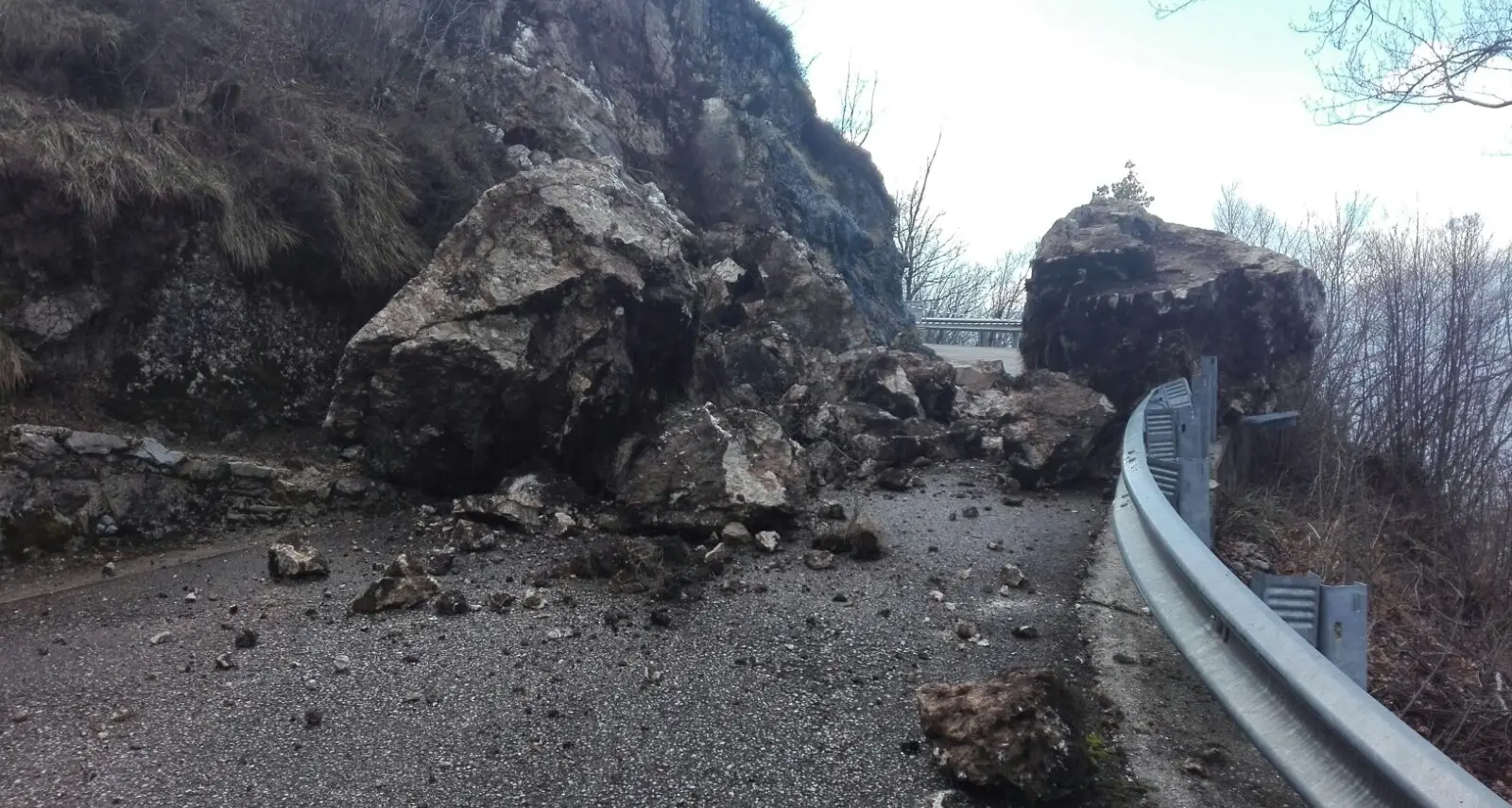 Due massi sulla carreggiata sulla strada per il Finonchio