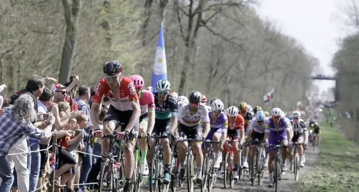 Paura alla Parigi-Roubaix Ciclista in arresto cardiaco