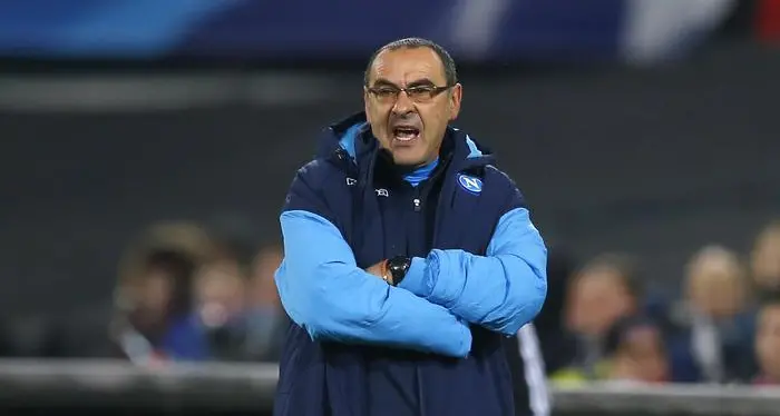 Insulti al pullman del Napoli Sarri fa il dito medio