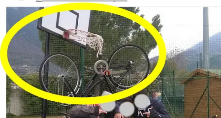 Vandalizzano il campo di basket e se ne vantano su Instagram