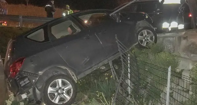 Corsa pazza con l'auto A Madrano ne centra due