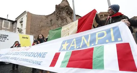 Svastiche su sede Anpi a Carrara, blitz la notte scorsa