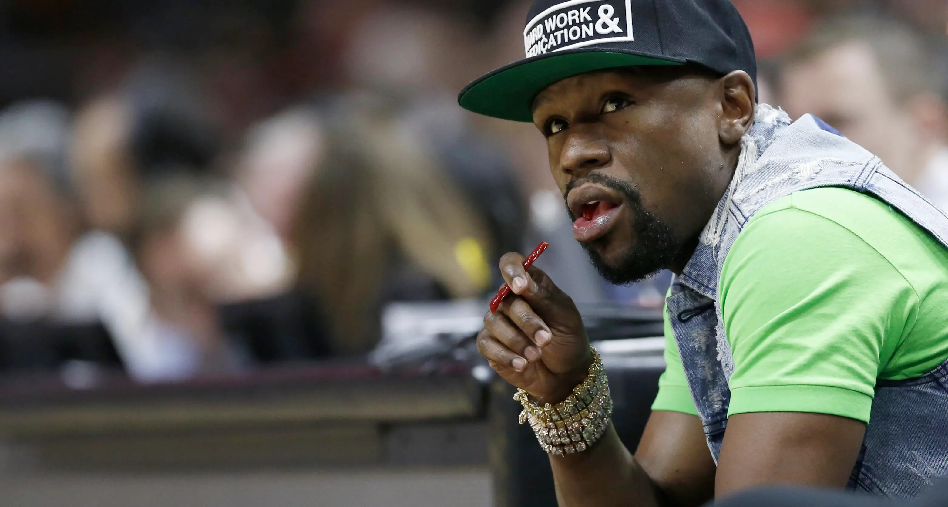 Boxe, agguato con armi contro Floyd Mayweather