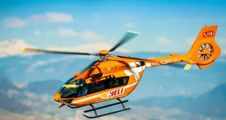 Parapendio impigliato nei cavi della linea elettrica: pilota salvato con l'elicottero