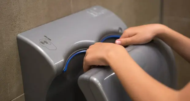 Asciugamani elettrici diffondono batteri, meglio le salviette di carta