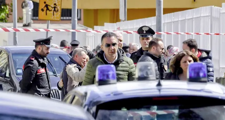 Uccide la moglie a scuola Marito trovato morto