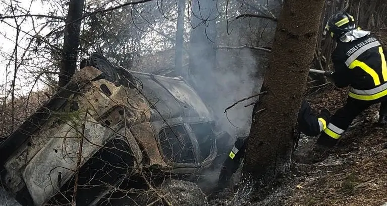 Auto finisce fuori strada e viene avvolta dalle fiamme