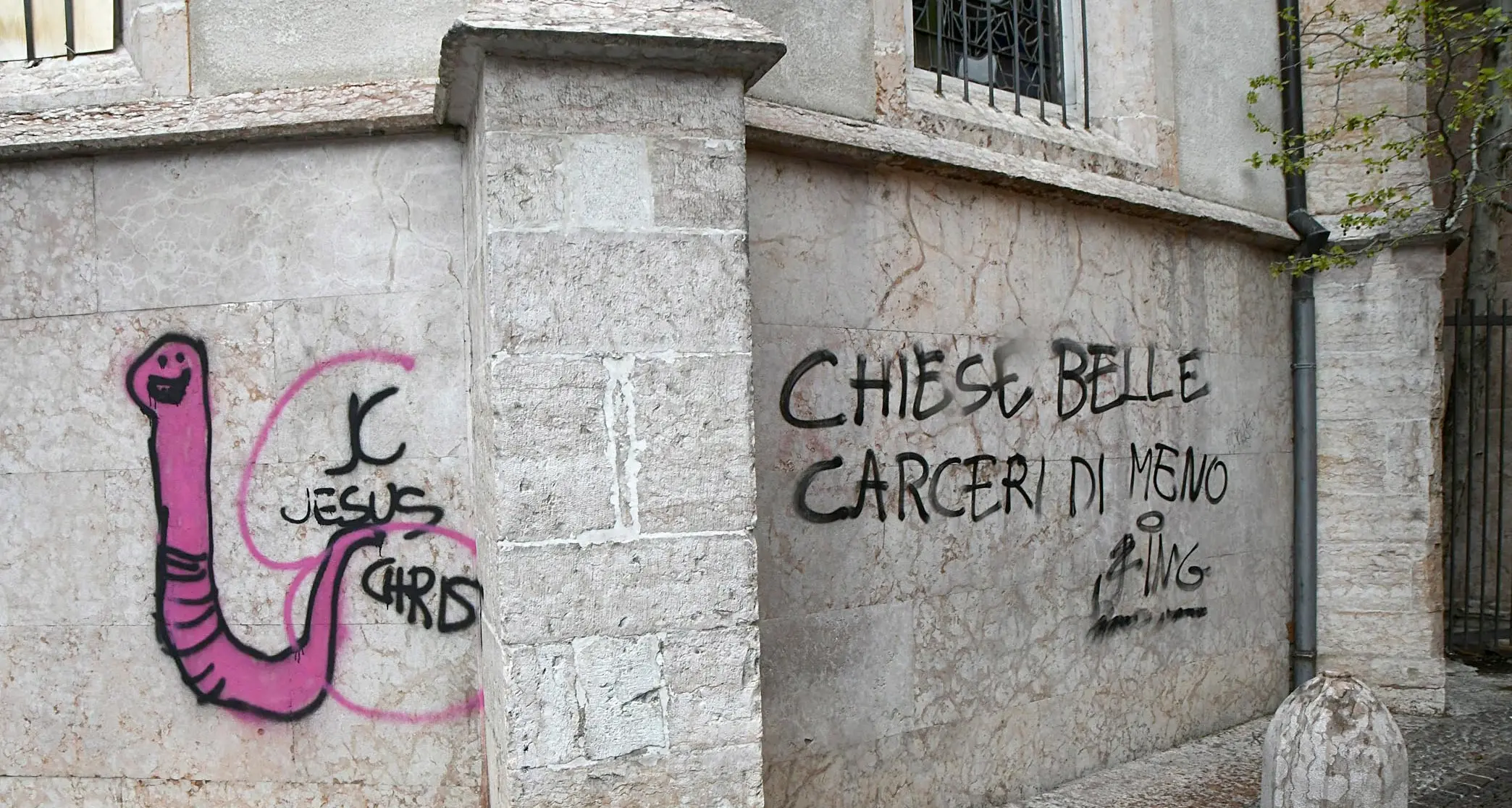 Lavori di pulizia vani in San Pietro Ancora graffiti: «vincono» inciviltà e scarso rispetto