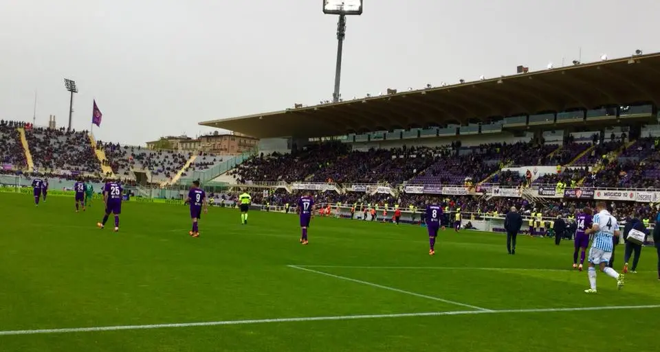 I cori dei tifosi viola: «Insensibile» all'arbitro che concede il rigore