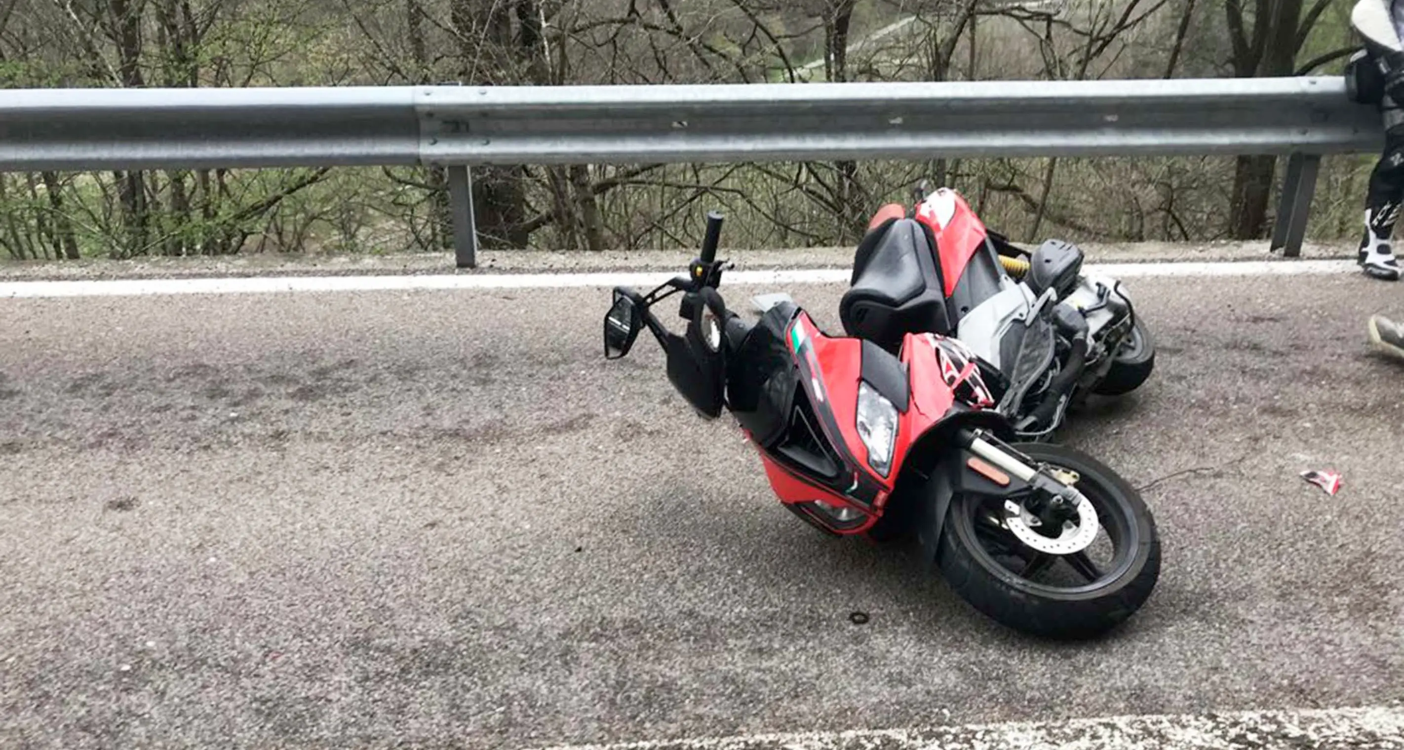 Si schianta con un'auto 18enne «miracolato»