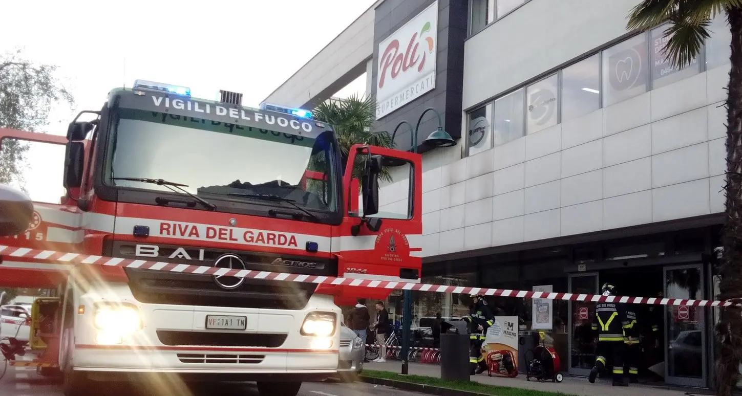 Riva, principio d'incendio al supermercato «Poli»