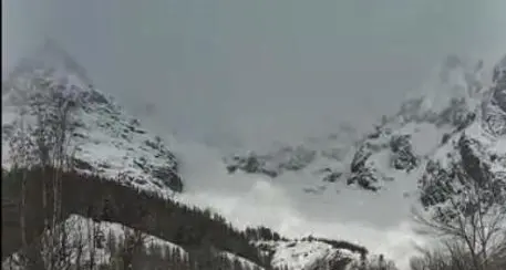 Val Senales, centinaia di turisti bloccati dalla neve