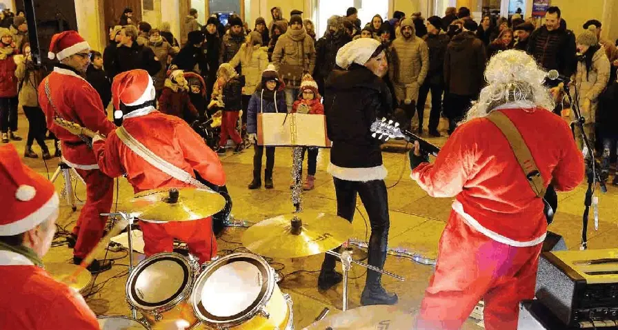 La notte bianca del Natale trentino Ieri festa fino alle 2 nel capoluogo