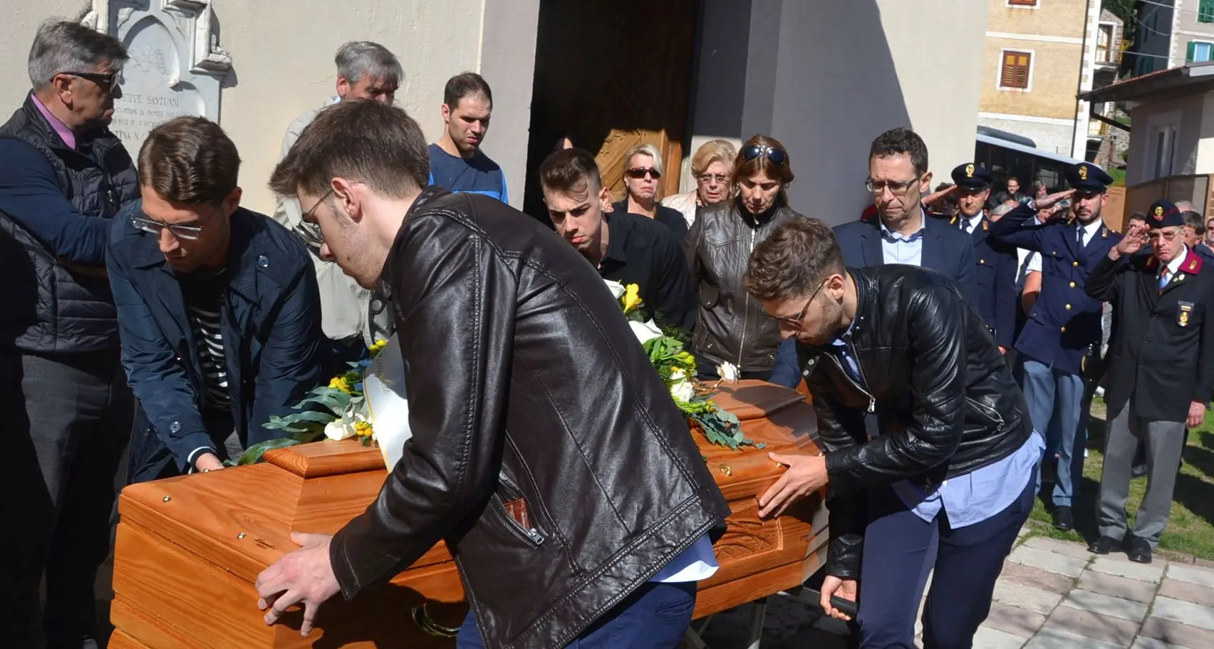 Il dolore per la morte di «Edy» La chiesa di Montesover gremita