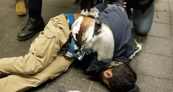 Esplosione alla fermata del bus Attentato a New York, due feriti