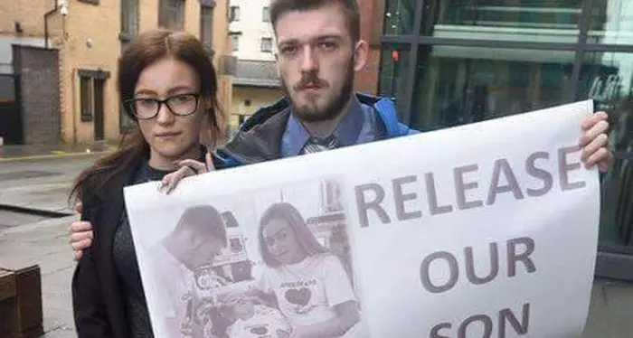 Alfie, deciso il distacco della spina L'Italia dà la cittadinanza al bimbo