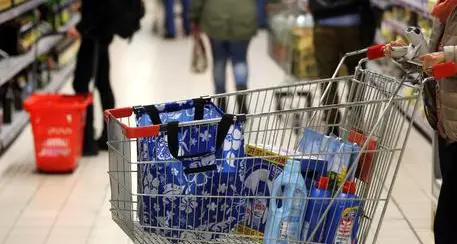 Stessa spesa, ma in un mese è aumentata di 350 euro: l'esperimento di una casalinga