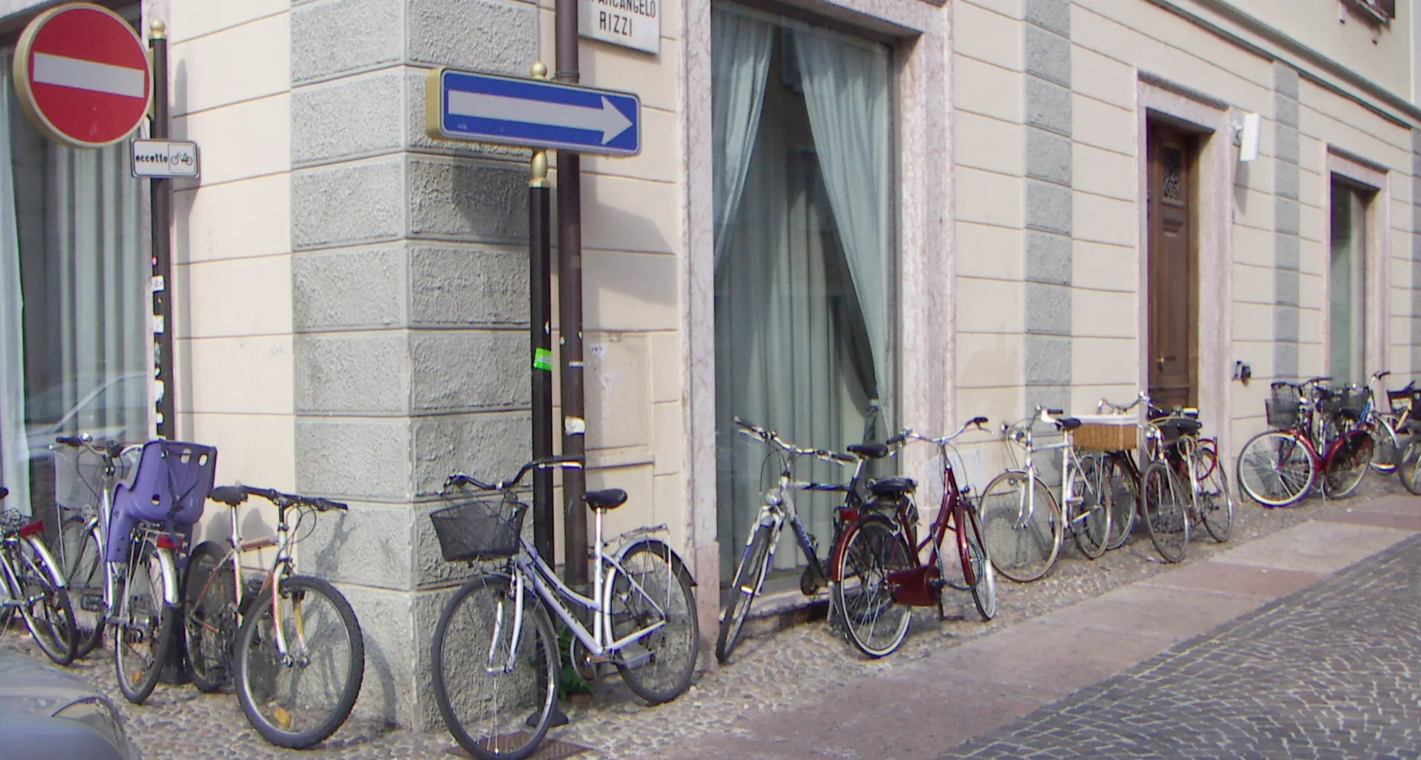 Graffiti e bici abbandonate, l'allarme degrado dei cittadini