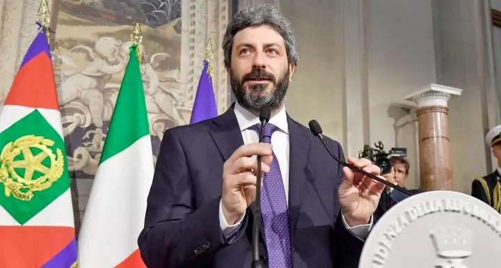 Polemica su Fico: mani in tasca durante l'inno di Mameli