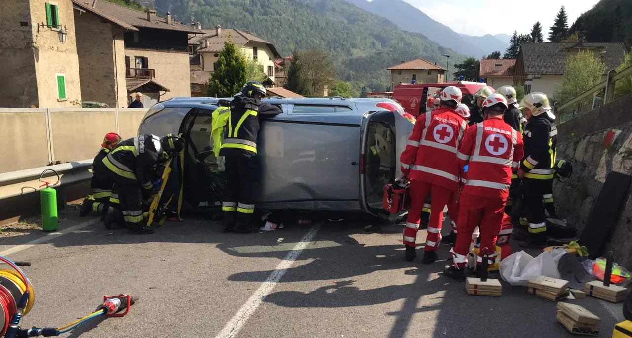 Lardaro, auto si ribalta: feriti marito e moglie