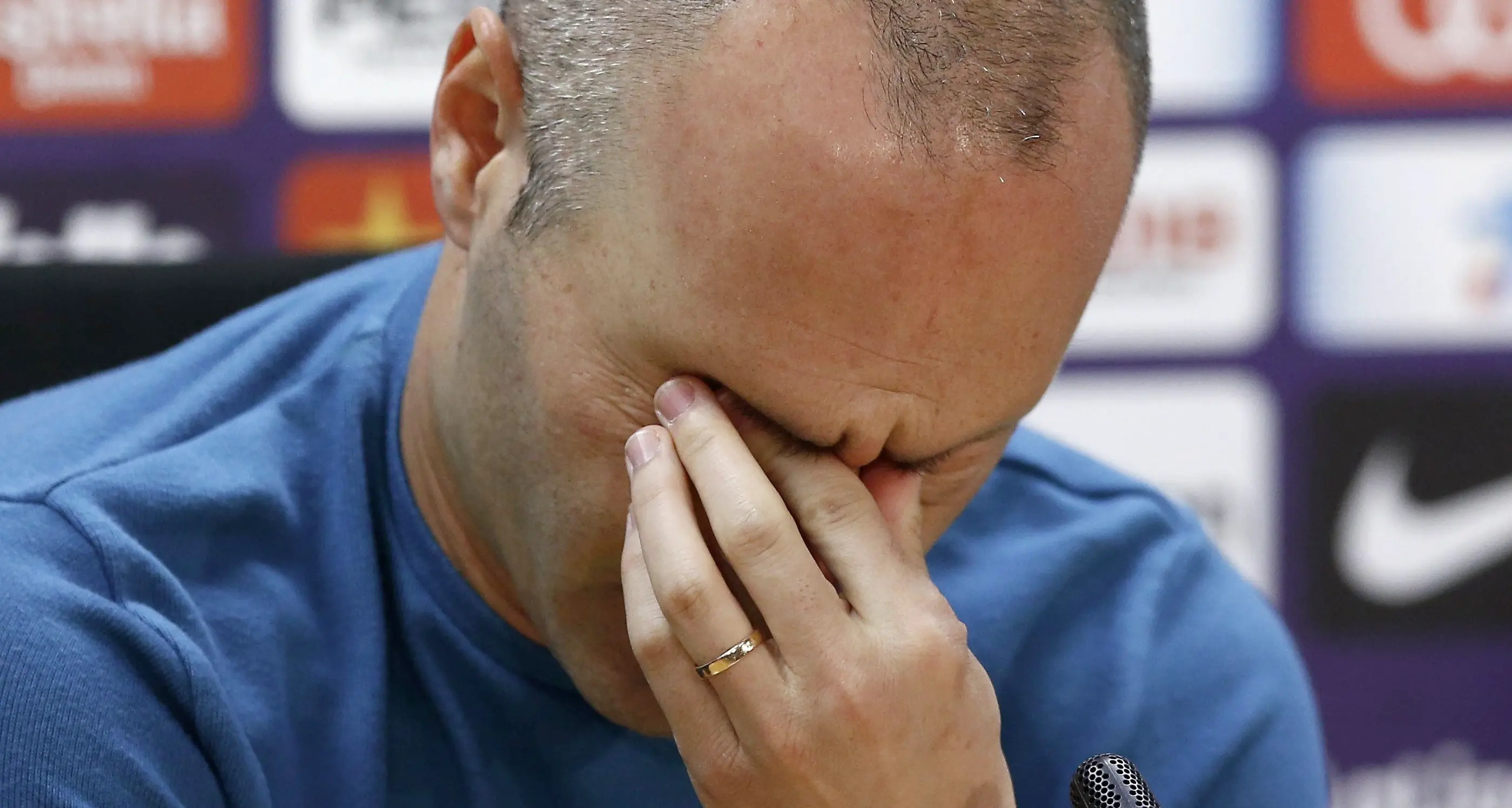 Iniesta in lacrime: «Lascio il Barcellona dopo 22 anni»
