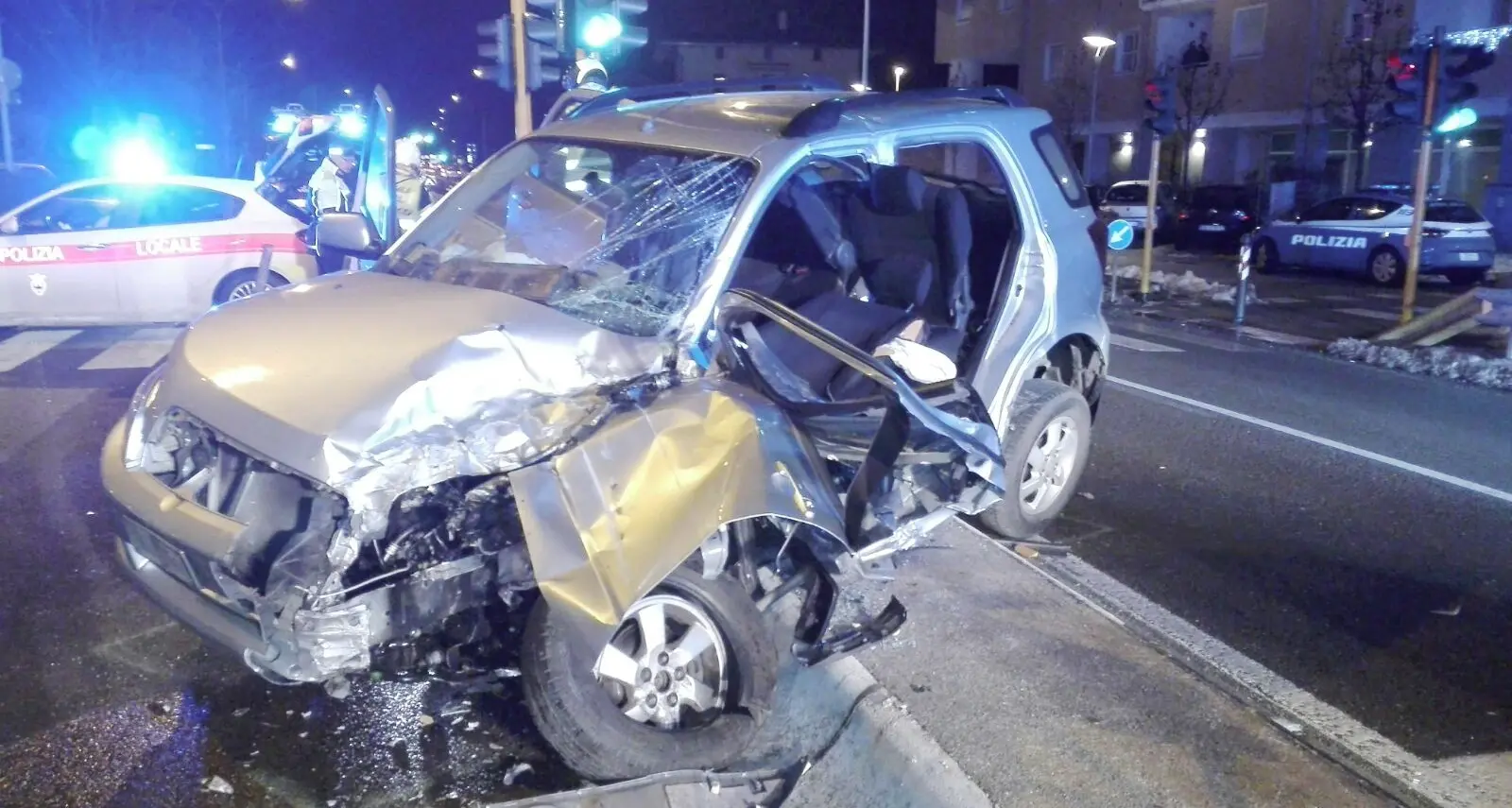 Violento scontro frontale tra due auto in via Bolzano Tre persone ferite trasportate al pronto soccorso