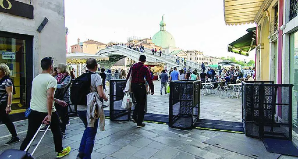 Arrivano i tornelli contro l'invasione dei visitatori