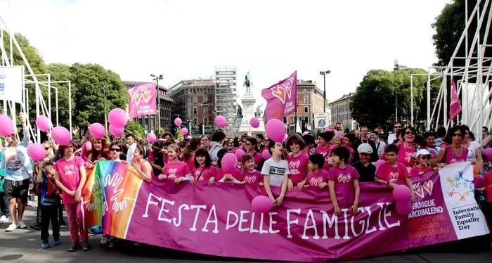 Asilo elimina la festa del papà e della mamma: «discrimina i gay» Scelta nata dalla richiesta di una coppia omosessuale