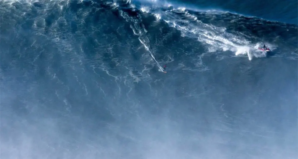 Big wave surfing, record l'onda più alta è di Rodrigo