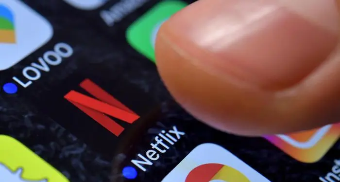 Netflix prepara una serie tv sul libro di Salman Rushdie